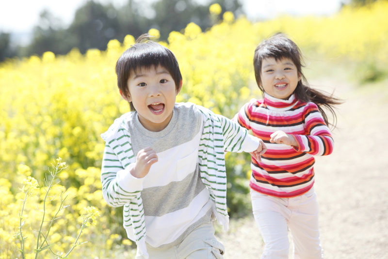 散歩、歩く、走る、跳ぶなど戸外での活動を十分に楽しめる子どもを育てます